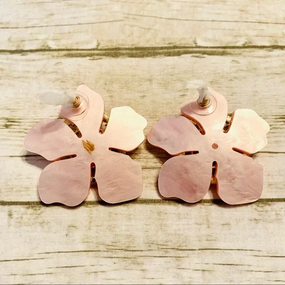 Mother Of Pearl Flower Earrings Light Pink/Gold - Picture 4 of 8